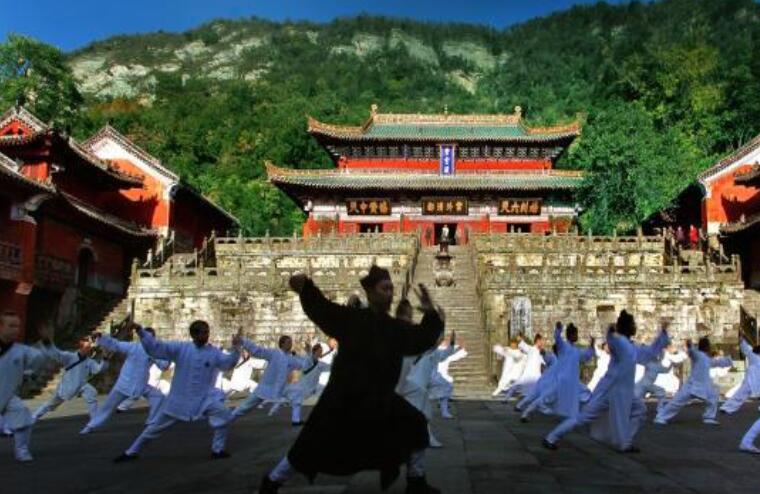 湖北武当山:每年招收超2万名“洋弟子”练习太极拳